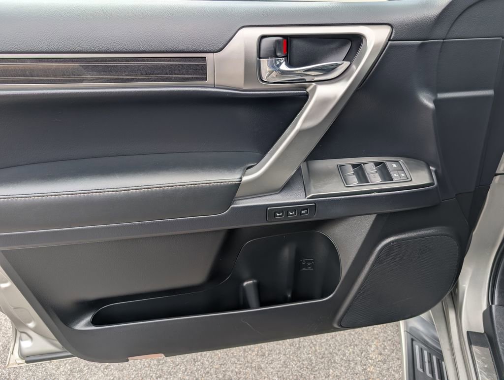 Used 2023 Lexus GX 460 Premium w/ Premium Package image 16