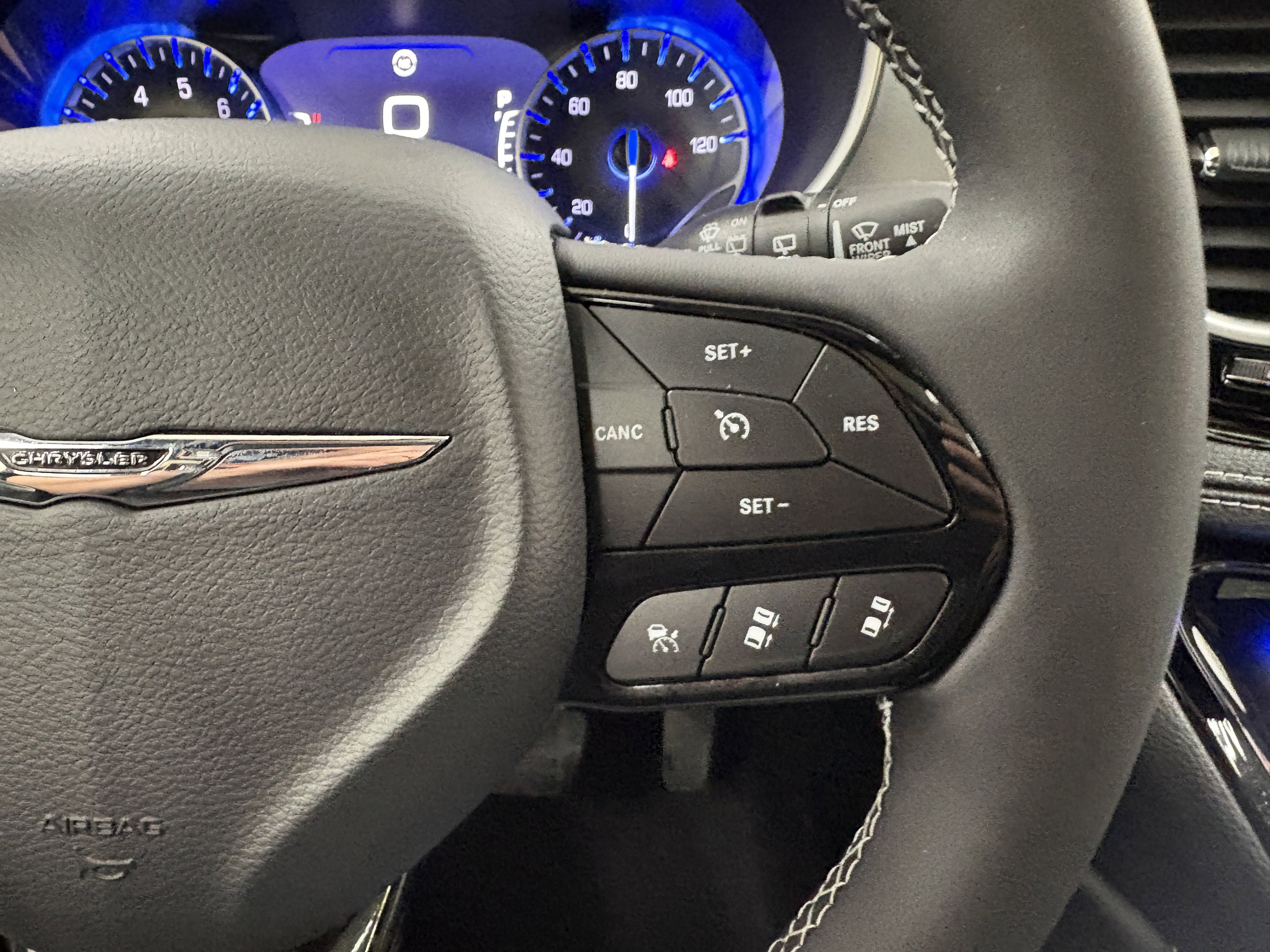 Used 2025 Chrysler Pacifica Limited image 34