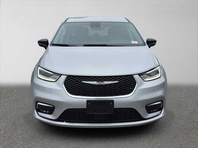 Used 2024 Chrysler Pacifica Touring-L FWD image 8