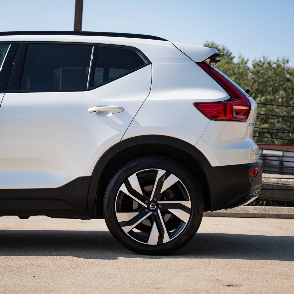 Certified 2023 Volvo XC40 B5 Plus w/ Protection Package Premier AWD/4WD image 4