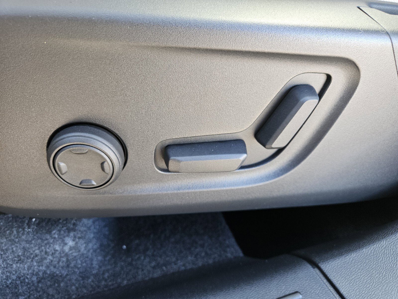 New 2026 Volvo XC40 B4 Plus w/ Climate Package image 9