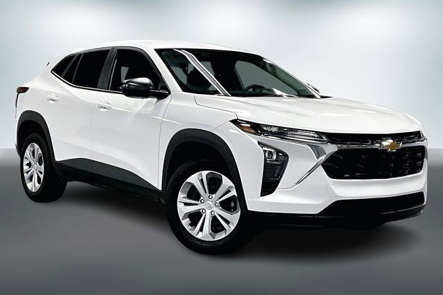 Used 2025 Chevrolet Trax LS image 1