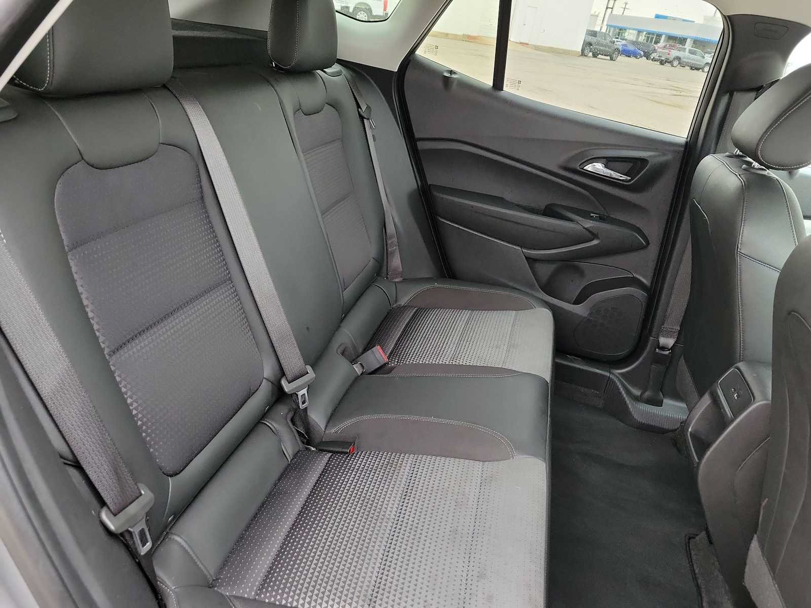 Used 2025 Chevrolet Trax LT FWD image 17