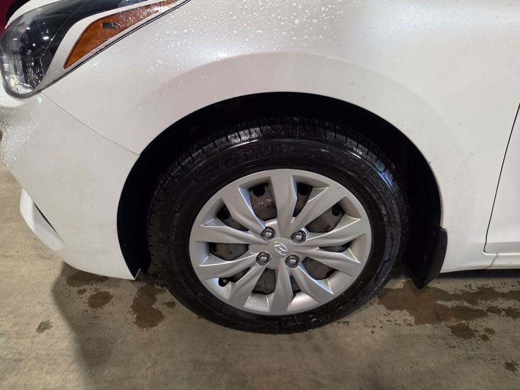 Used 2022 Hyundai Accent SE FWD image 3