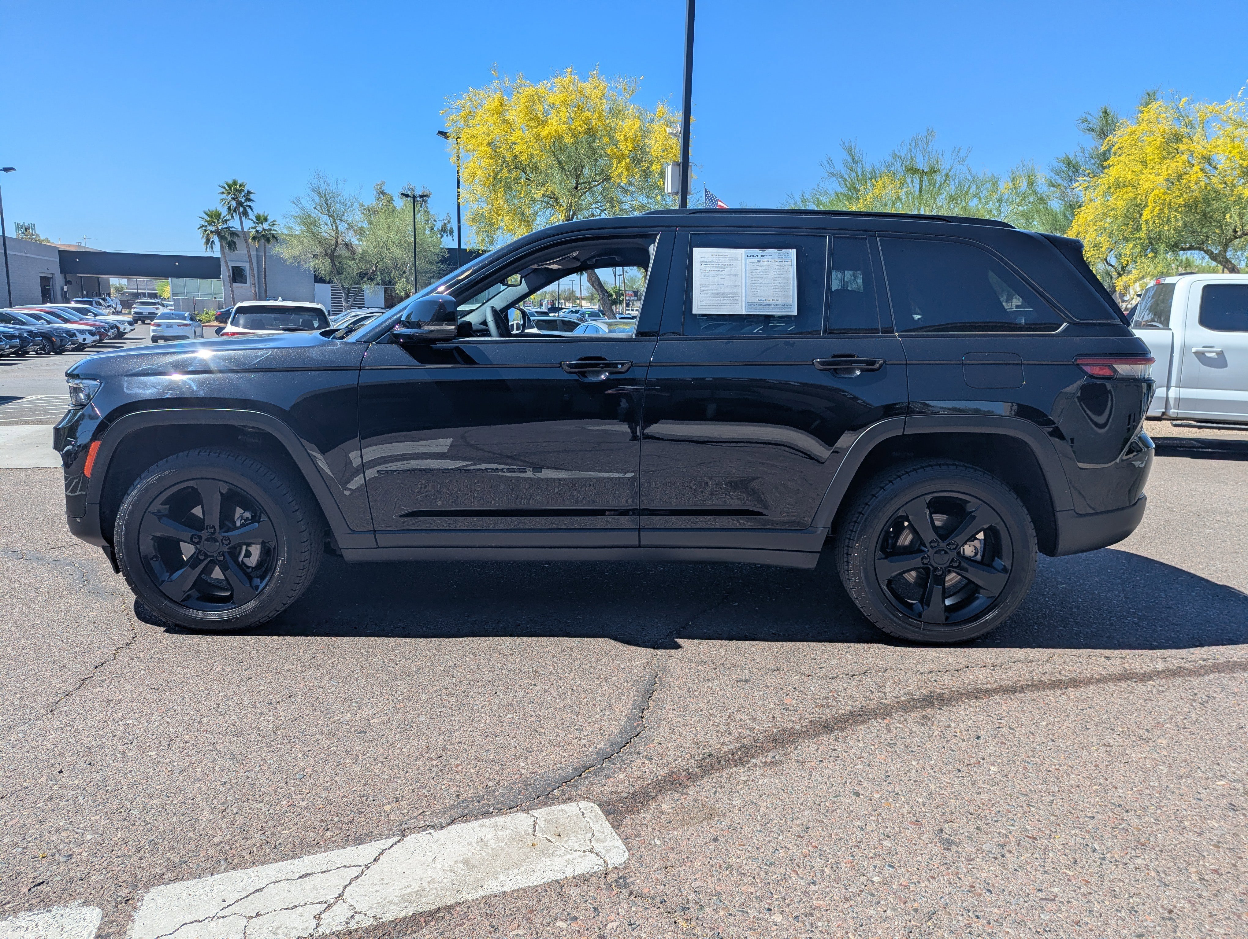Used 2023 Jeep Grand Cherokee Altitude image 5