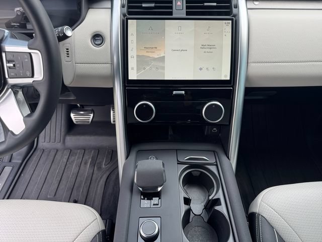 Used 2024 Land Rover Discovery Dynamic SE AWD/4WD image 11