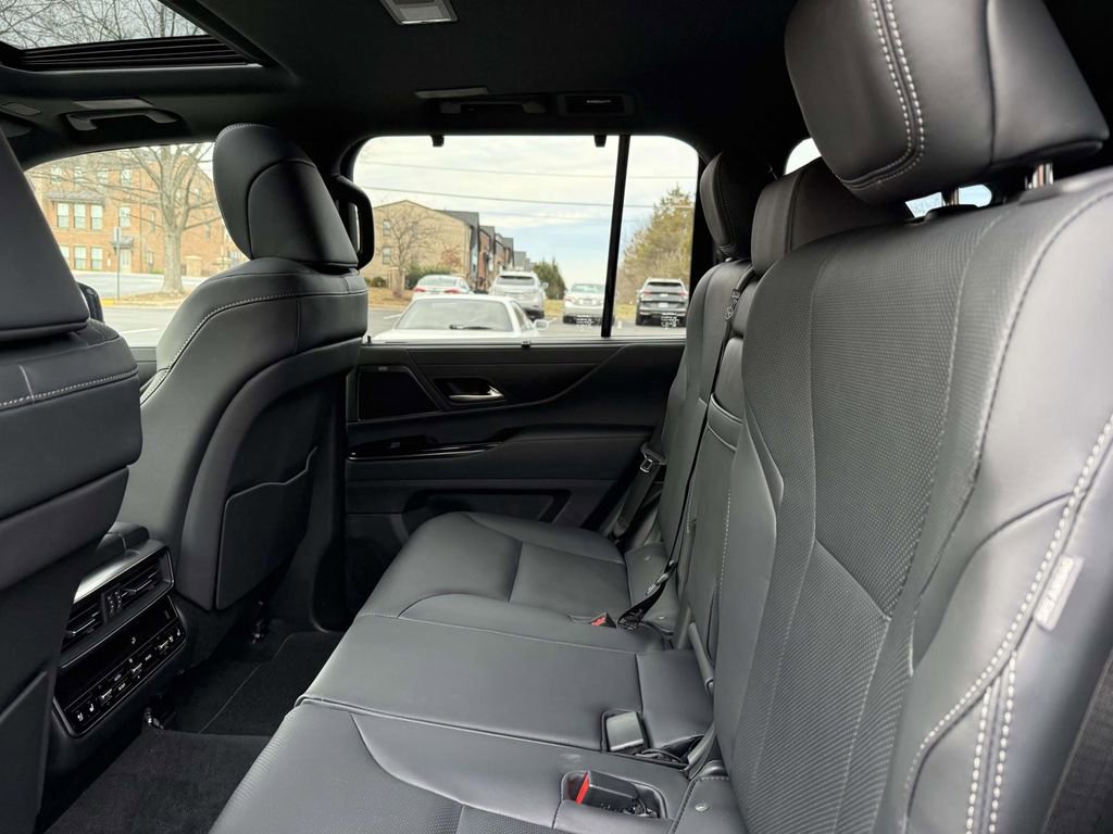 Used 2025 Lexus LX 600 4WD w/ Luxury Package image 16