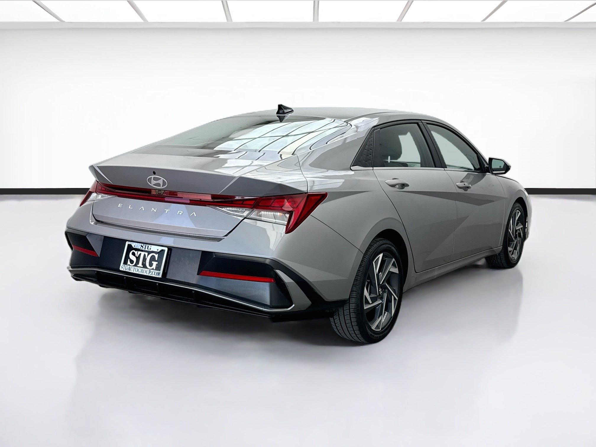 Used 2025 Hyundai Elantra SEL FWD image 4