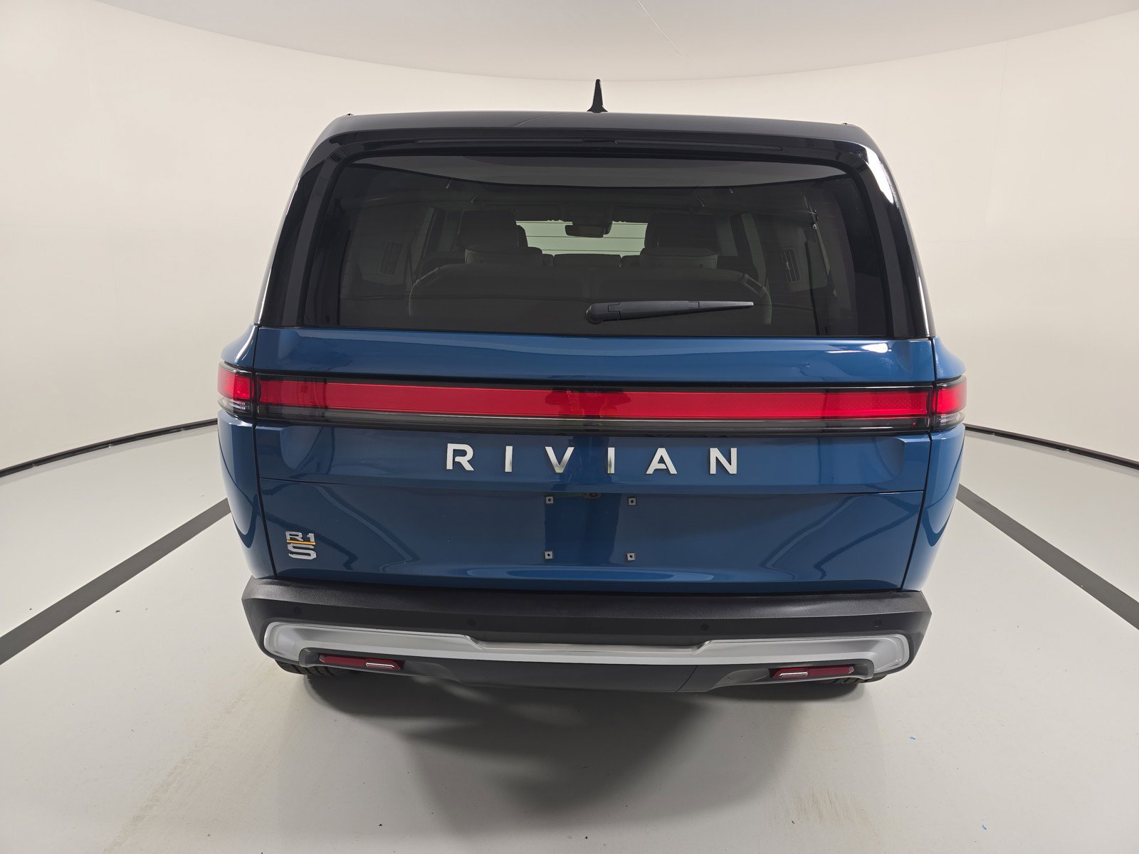 Used 2024 Rivian R1S Adventure AWD/4WD image 4