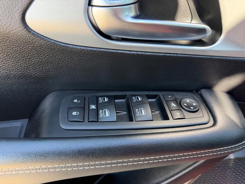 Used 2025 Chrysler Pacifica Limited FWD image 21