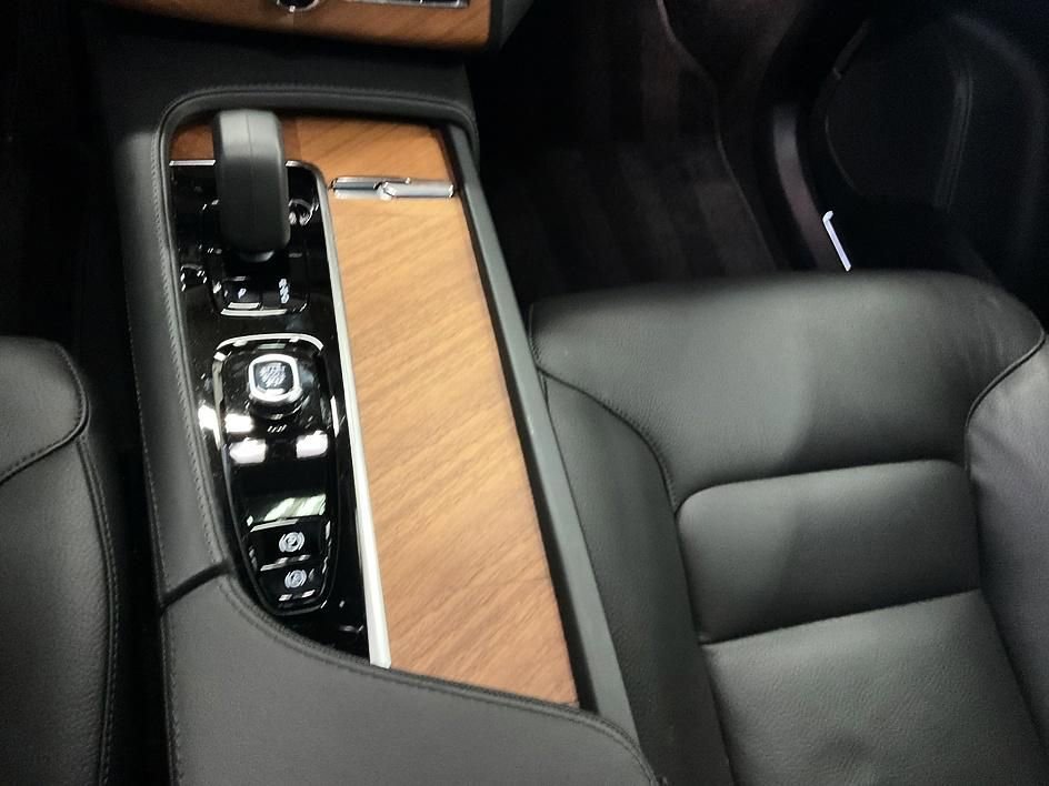 Used 2025 Volvo XC90 B6 Plus AWD/4WD image 21