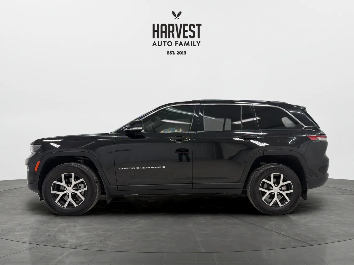 Used 2024 Jeep Grand Cherokee Limited AWD/4WD image 2