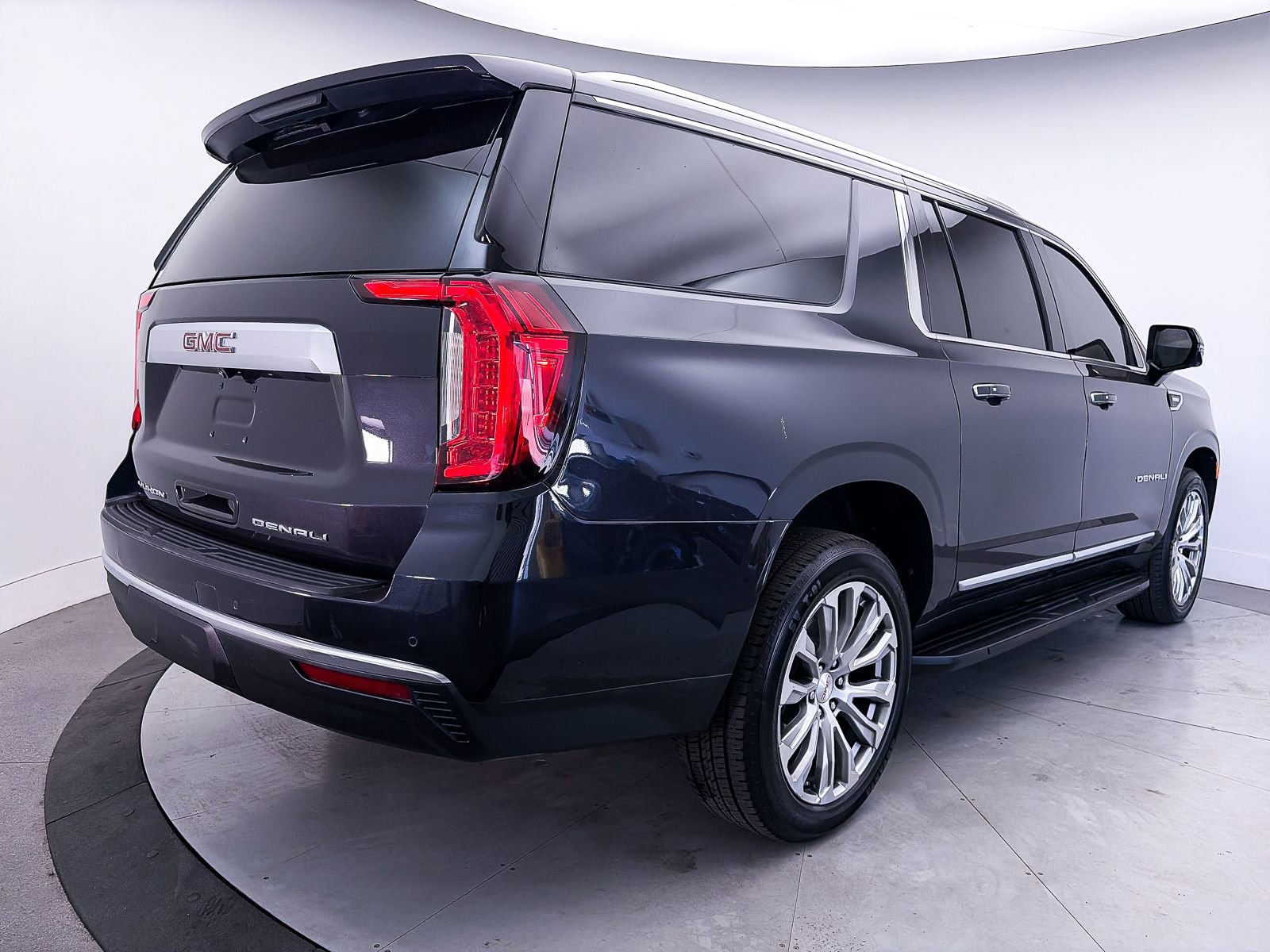 Used 2023 GMC Yukon XL Denali AWD/4WD image 18