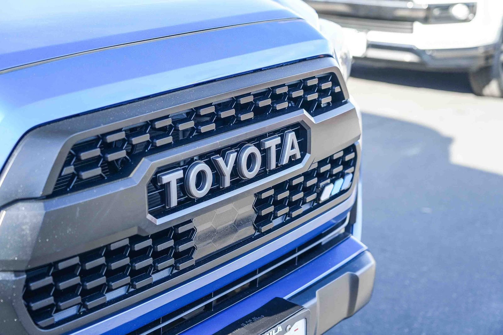 Used 2018 Toyota Tacoma TRD Off-Road w/ TRD Premium Off Road Package AWD/4WD image 3