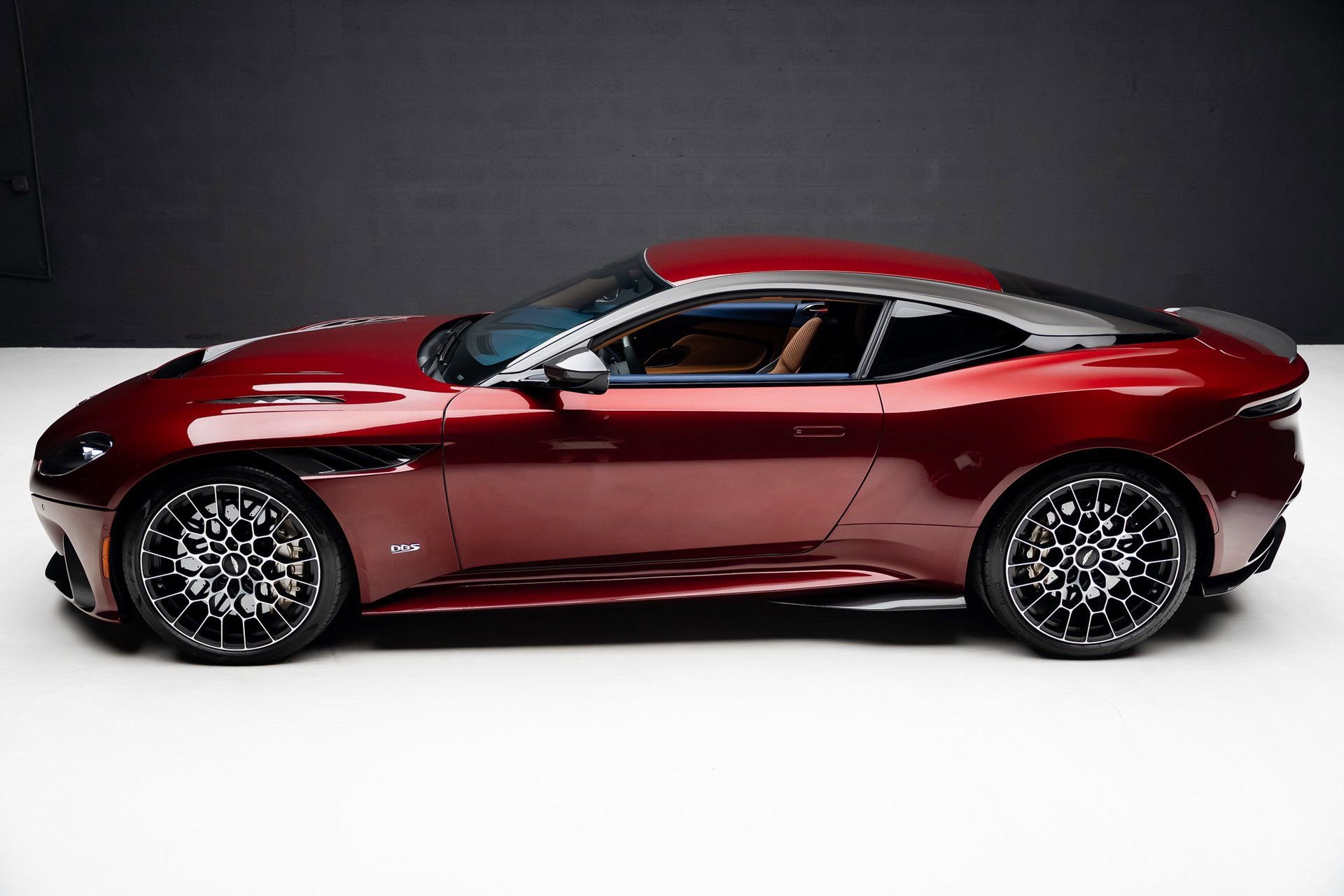 Used 2023 Aston Martin DBS Coupe image 17