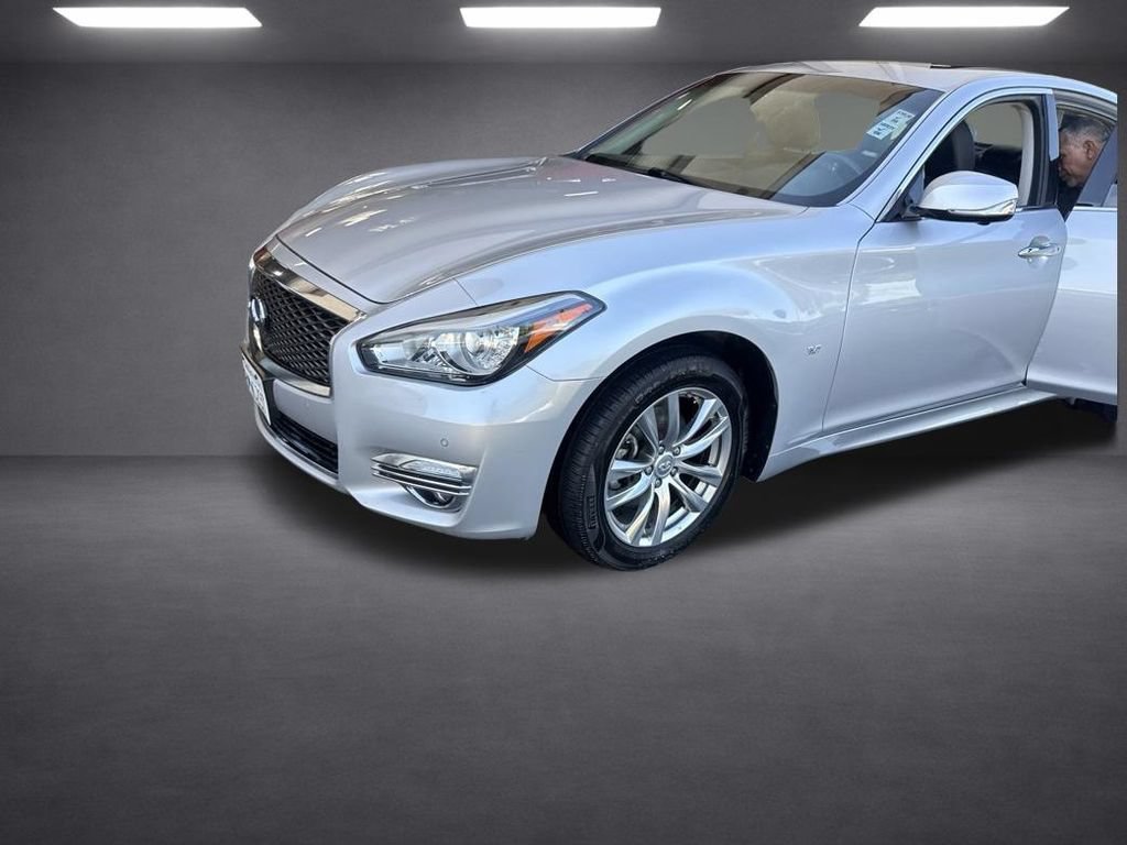 Used 2019 INFINITI Q70 Luxe AWD/4WD image 2