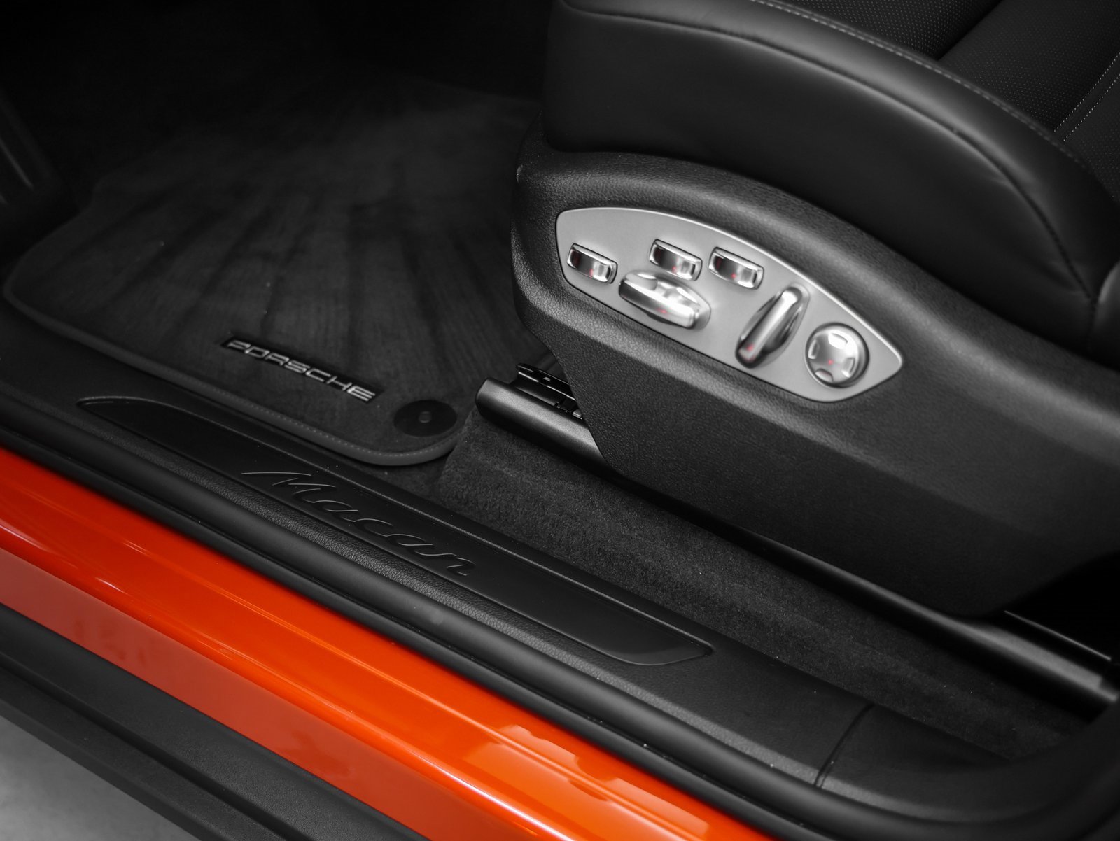 Certified 2025 Porsche Macan image 25