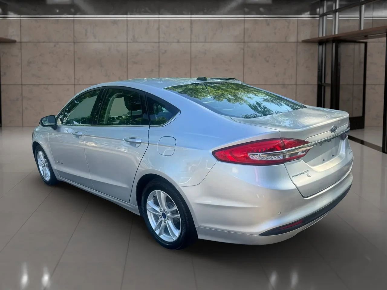 Used 2018 Ford Fusion SE FWD image 4