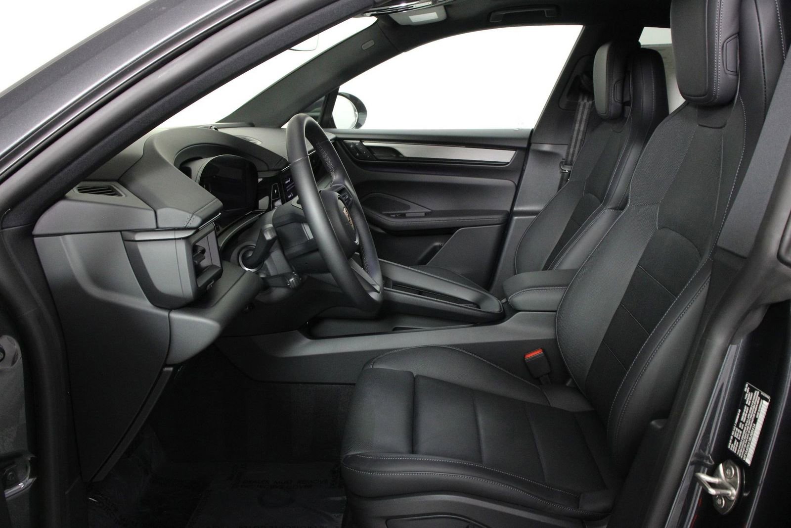 Used 2025 Porsche Macan 4 Electric AWD/4WD image 5