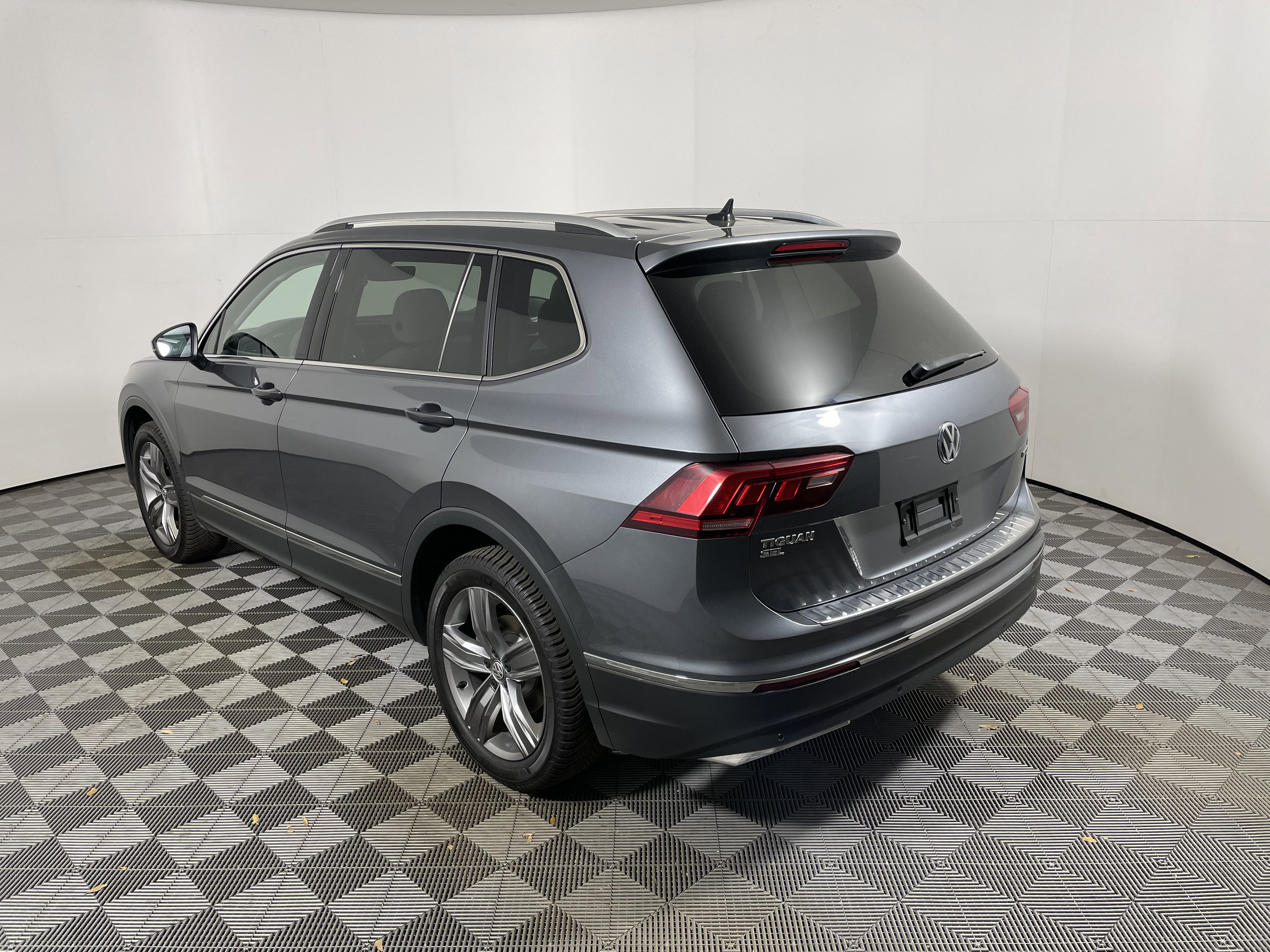 Used 2021 Volkswagen Tiguan SEL AWD/4WD image 3