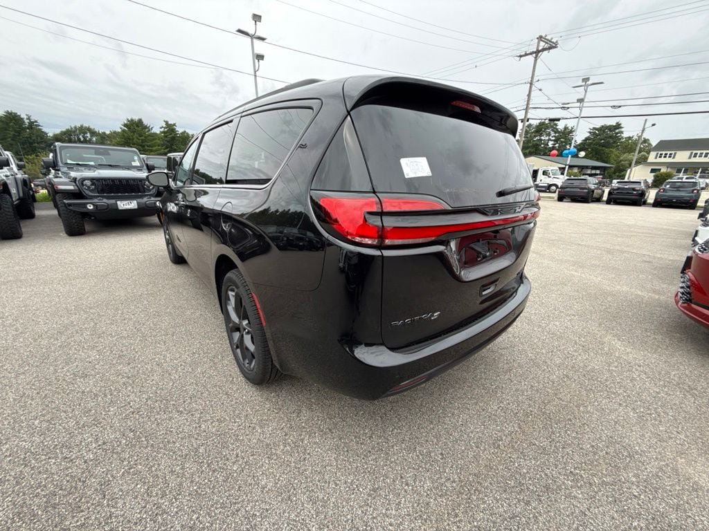 New 2027 Chrysler Pacifica Limited AWD/4WD image 3