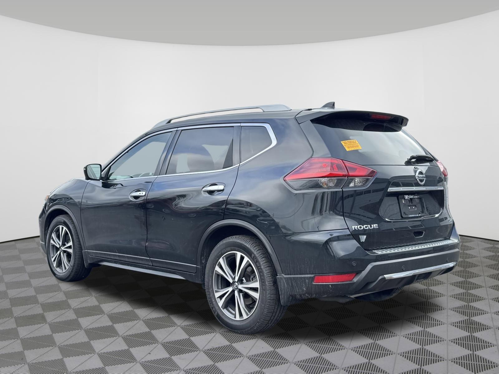 Used 2019 Nissan Rogue SV w/ Premium Package image 13