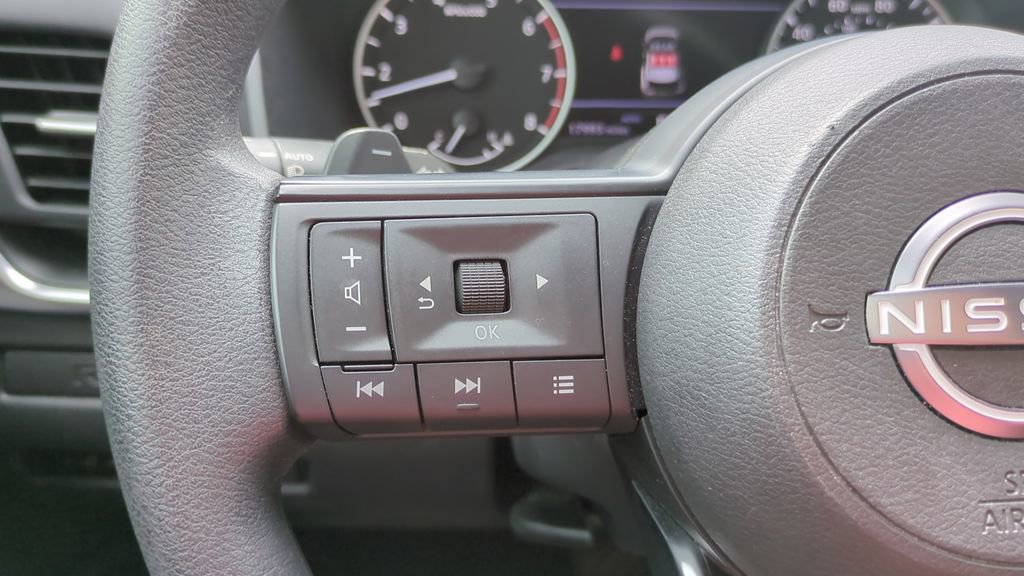 Used 2023 Nissan Rogue S image 22