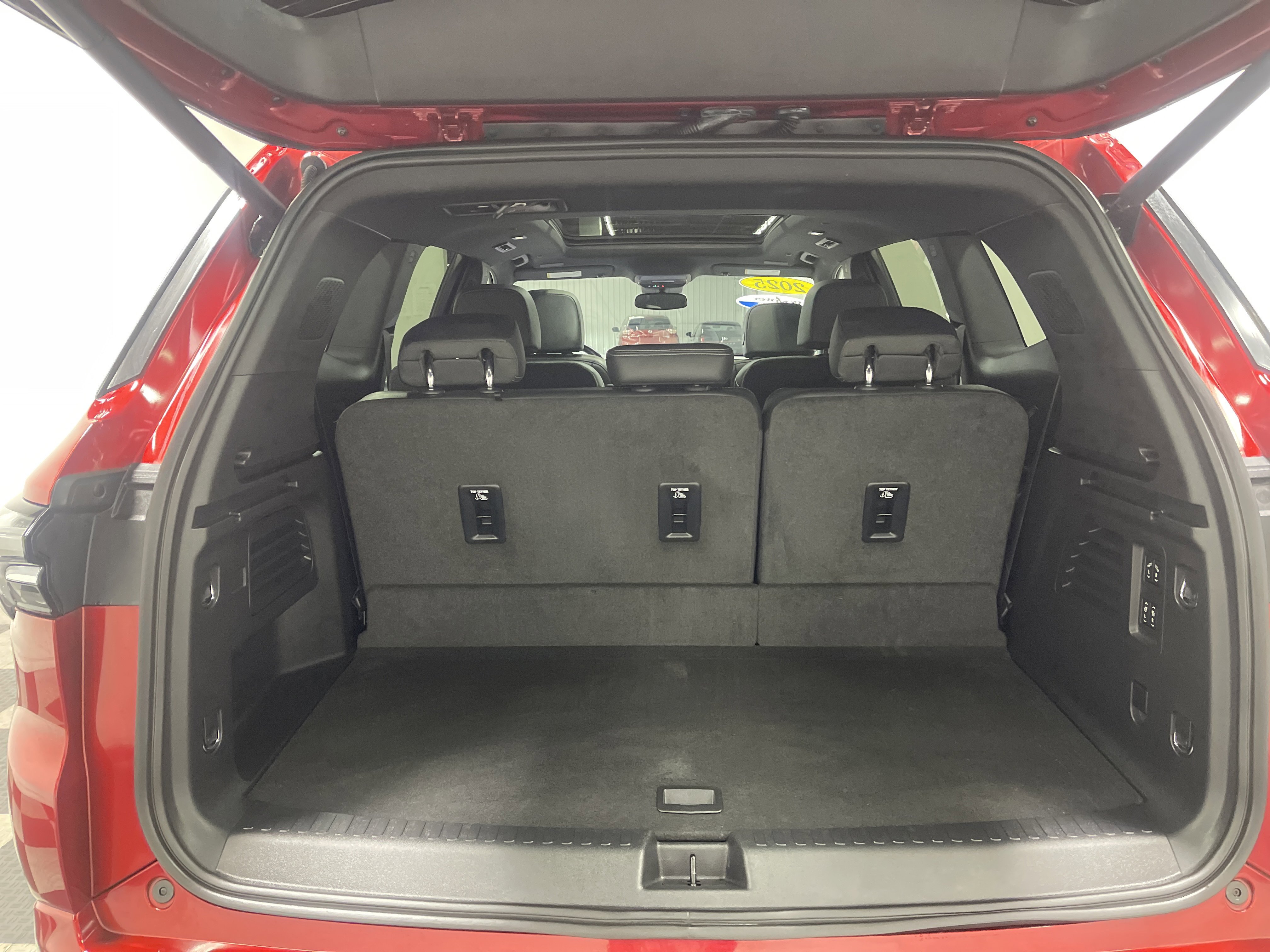 Used 2025 Buick Enclave Avenir FWD image 18