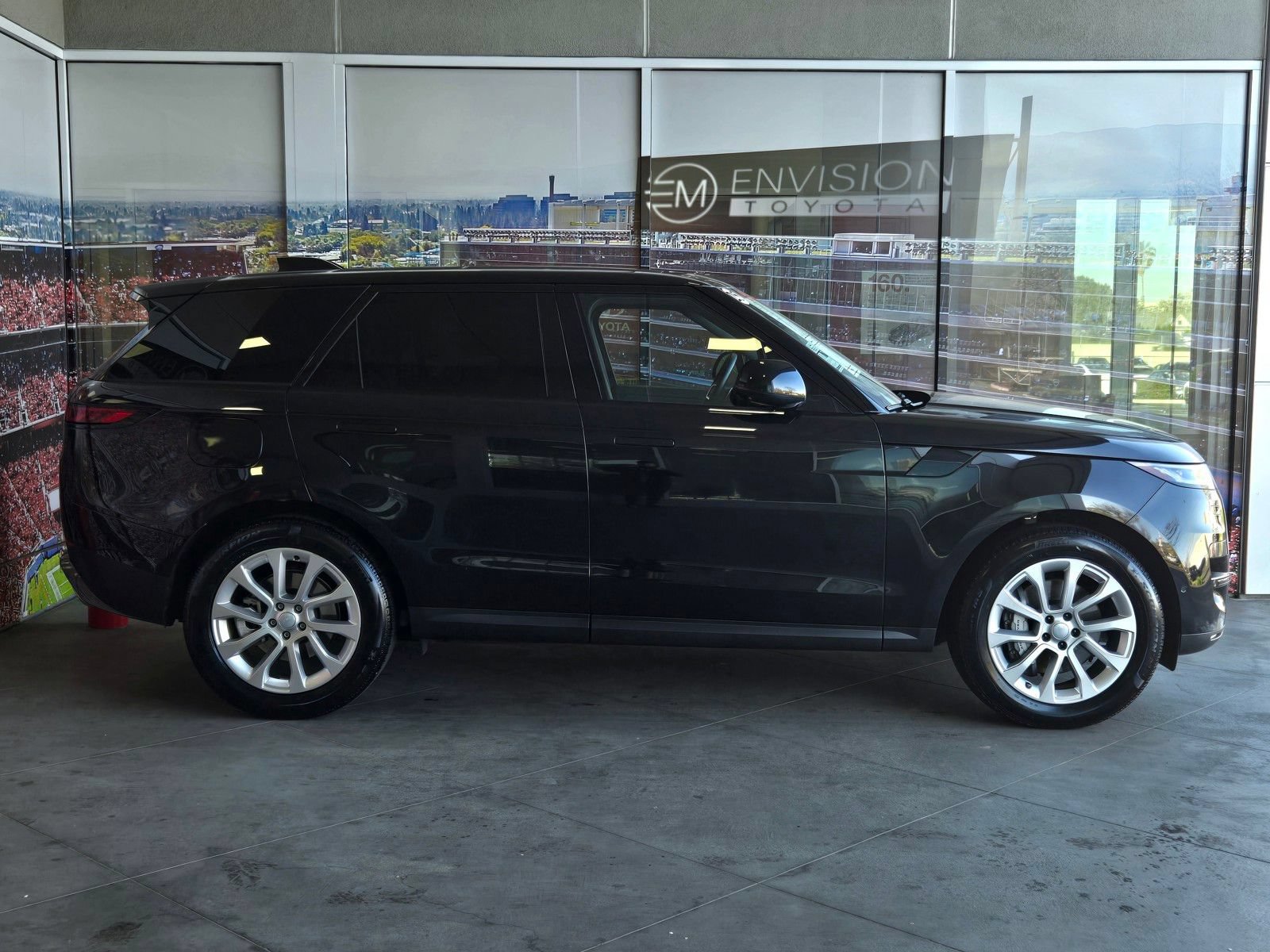 Used 2025 Land Rover Range Rover Sport SE AWD/4WD image 4