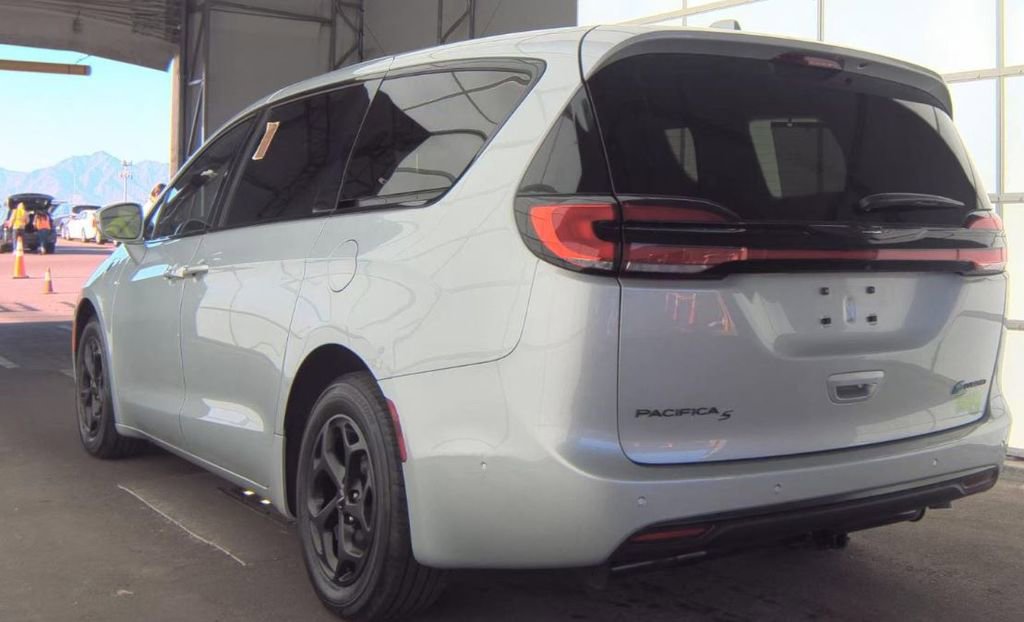 Used 2022 Chrysler Pacifica Limited w/ Uconnect Theater Family Group FWD image 6
