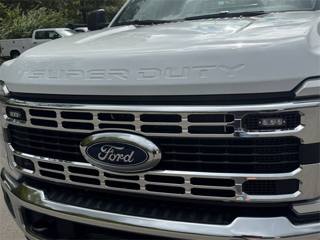 New 2025 Ford F550 4x4 Regular Cab Super Duty image 5