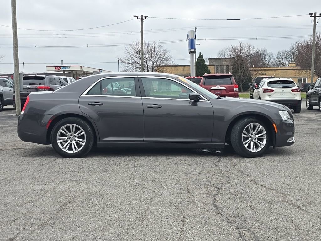 Certified 2018 Chrysler 300 Touring w/ Driver Convenience Group image 8