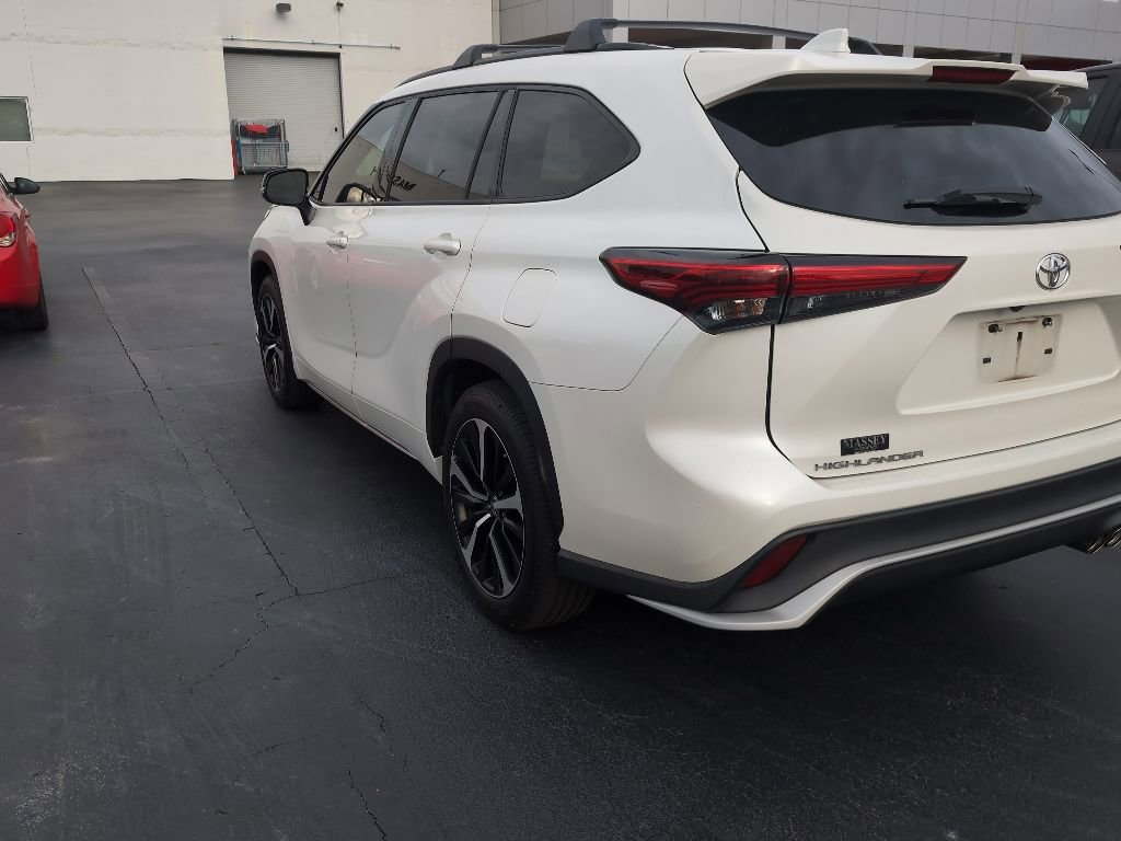 Used 2021 Toyota Highlander XSE FWD image 4