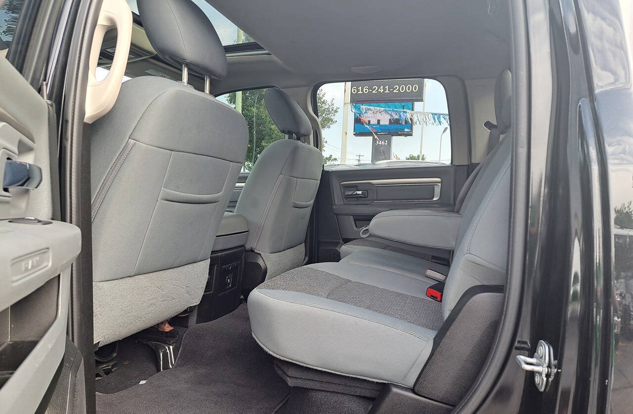Used 2019 RAM 1500 Warlock AWD/4WD image 3