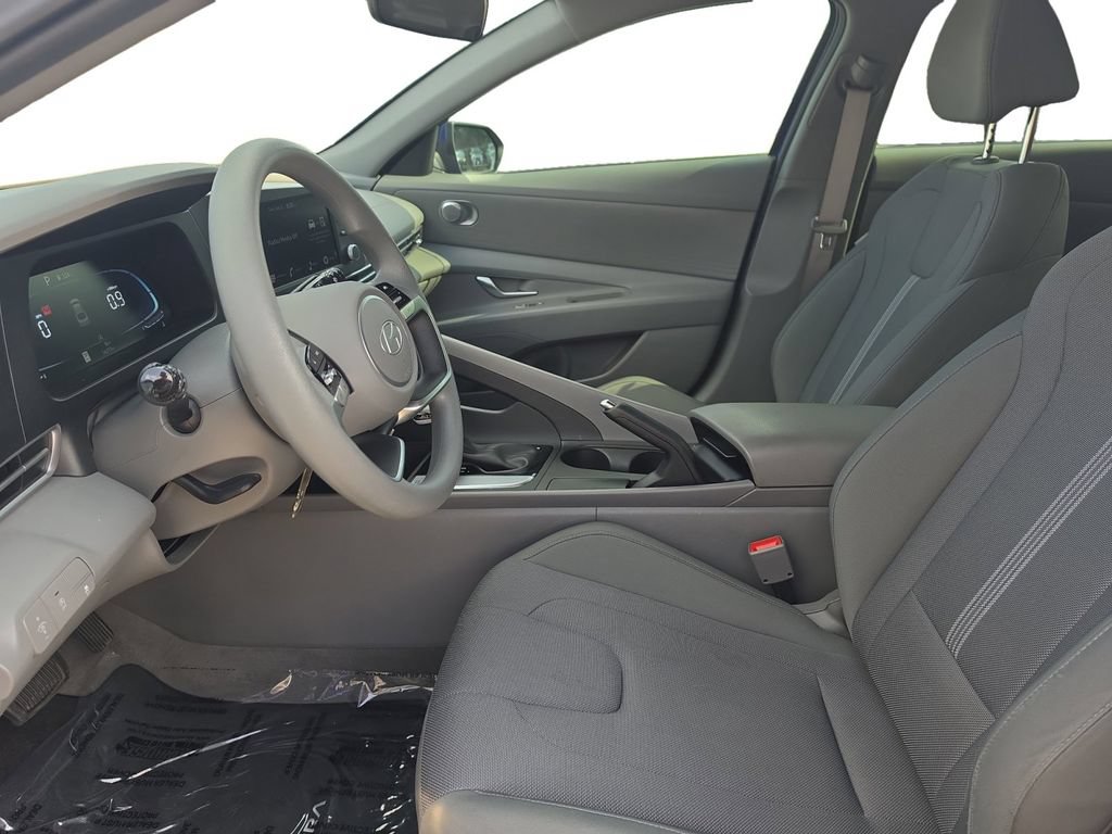 Certified 2025 Hyundai Elantra SE FWD image 12