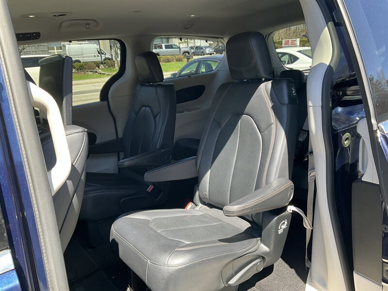 Used 2017 Chrysler Pacifica Touring-L Plus FWD image 17