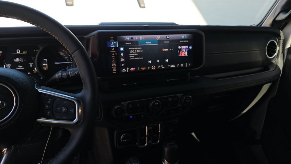 Used 2024 Jeep Wrangler Unlimited Sahara w/ Technology Group AWD/4WD image 6