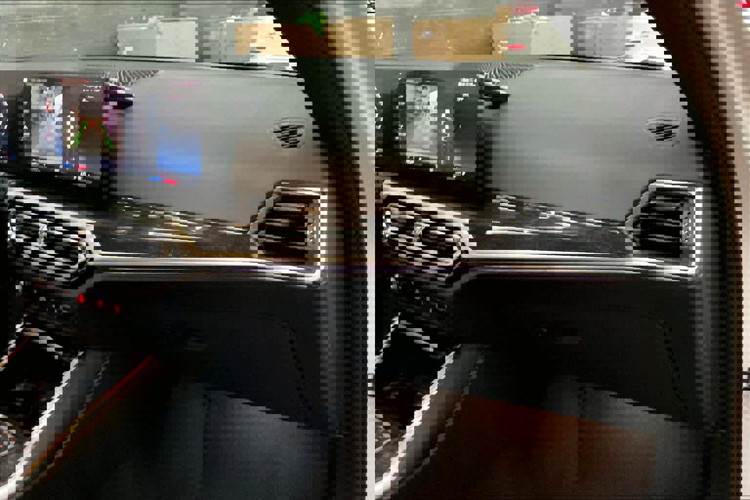 Used 2023 BMW 330i Sedan w/ Premium Package image 18