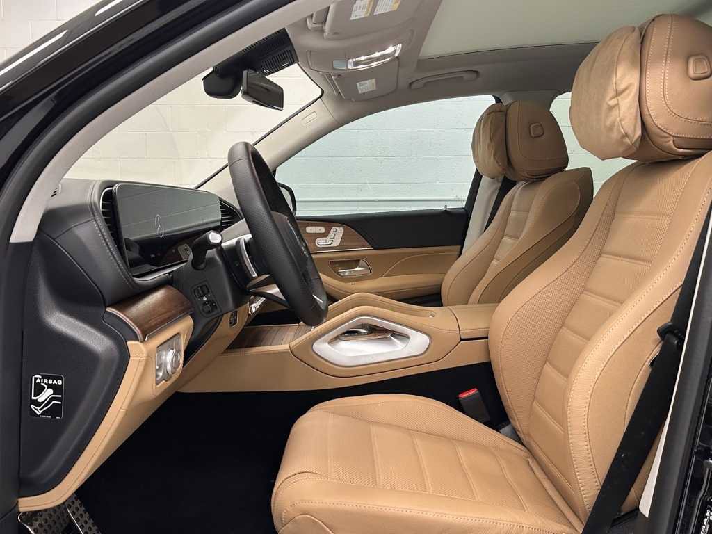Used 2025 Mercedes-Benz GLS 580 4MATIC image 11