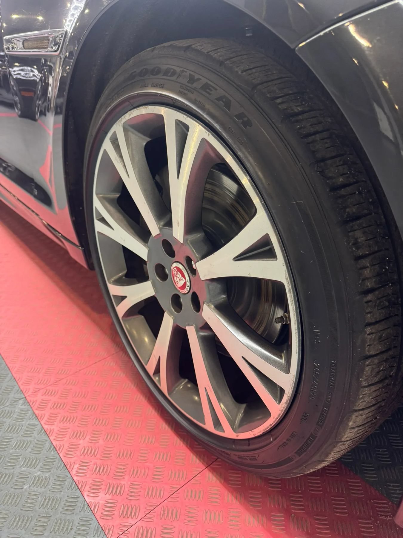 Used 2015 Jaguar XJ RWD image 9