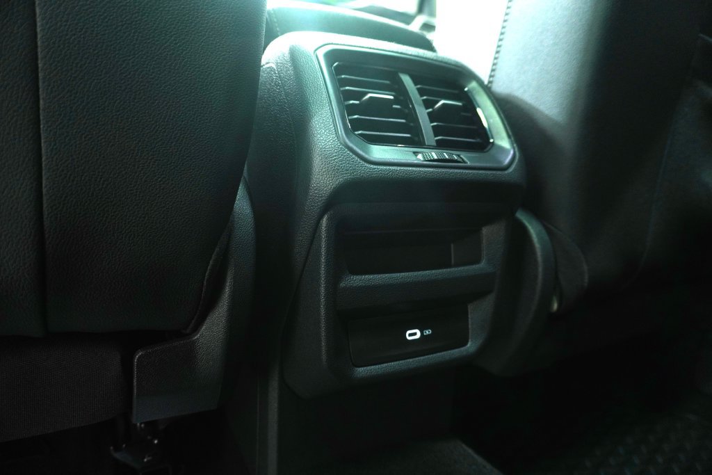 Used 2025 Volkswagen Taos SE AWD/4WD image 14