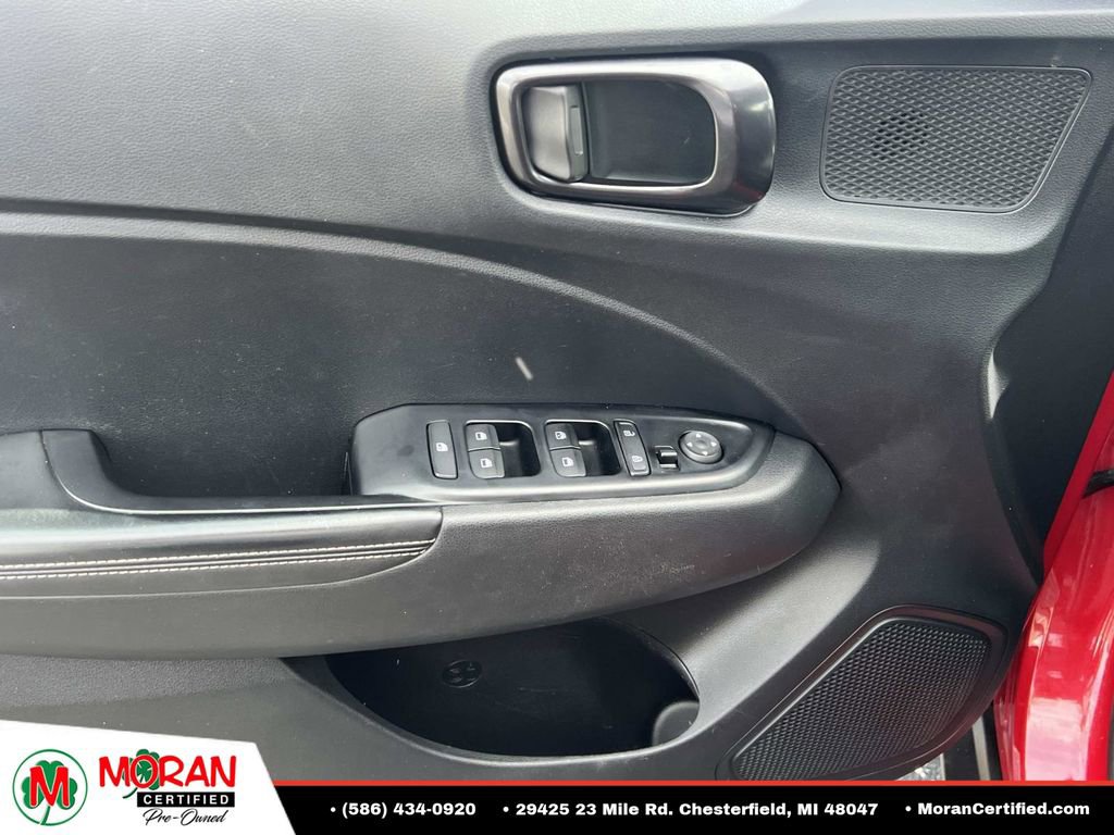 Used 2023 Hyundai Venue Limited FWD image 15