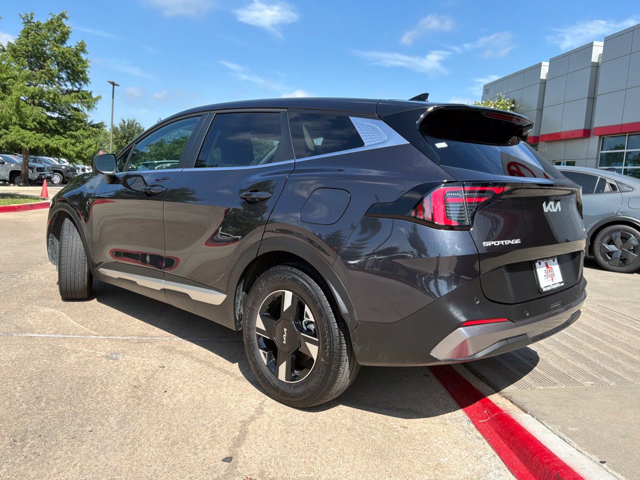 Used 2026 Kia Sportage LX FWD image 8
