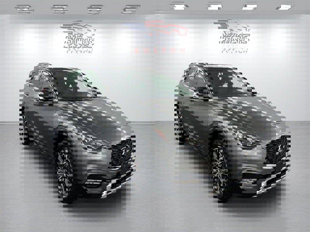 Used 2017 INFINITI QX30 Premium w/ Navigation Package image 3