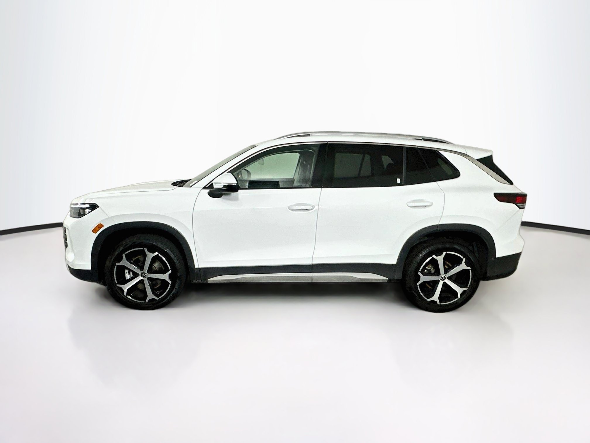 Used 2026 Volkswagen Tiguan SE AWD/4WD image 4