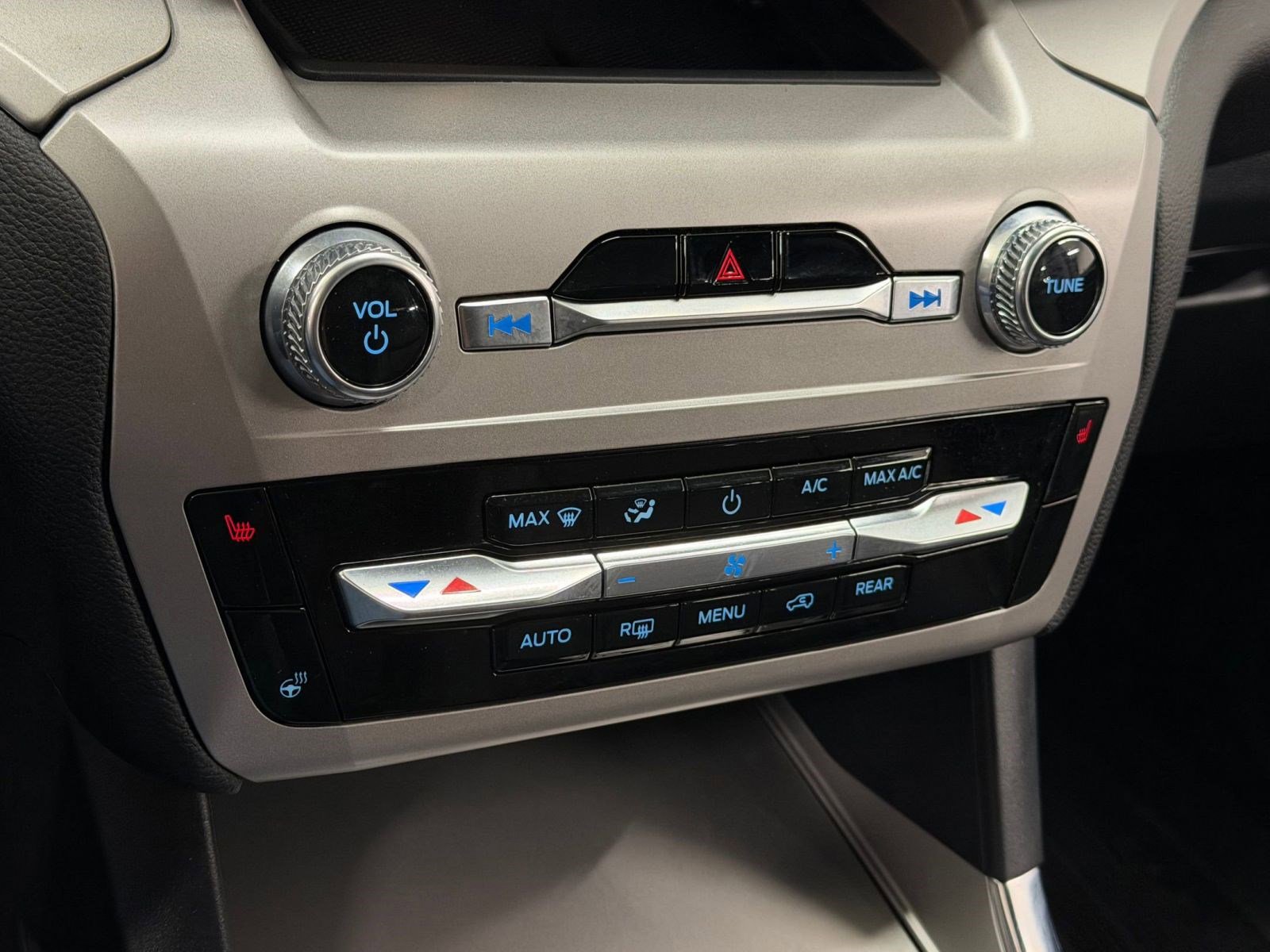 Used 2023 Ford Explorer XLT w/ Equipment Group 202A image 15