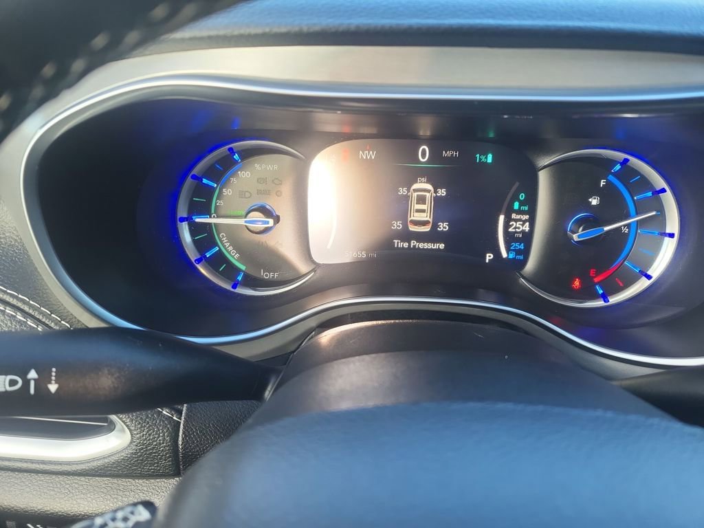 Used 2023 Chrysler Pacifica Limited w/ Uconnect Theater Family Group image 15