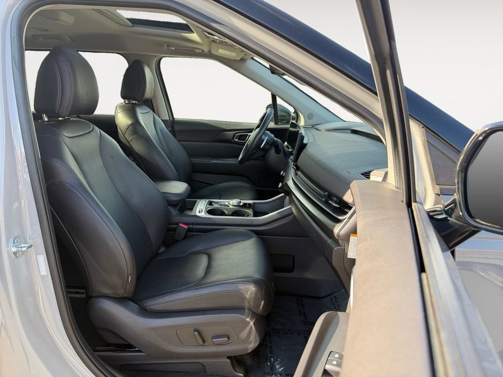 Used 2025 Kia Carnival SX w/ SX Dark Edition Package FWD image 24