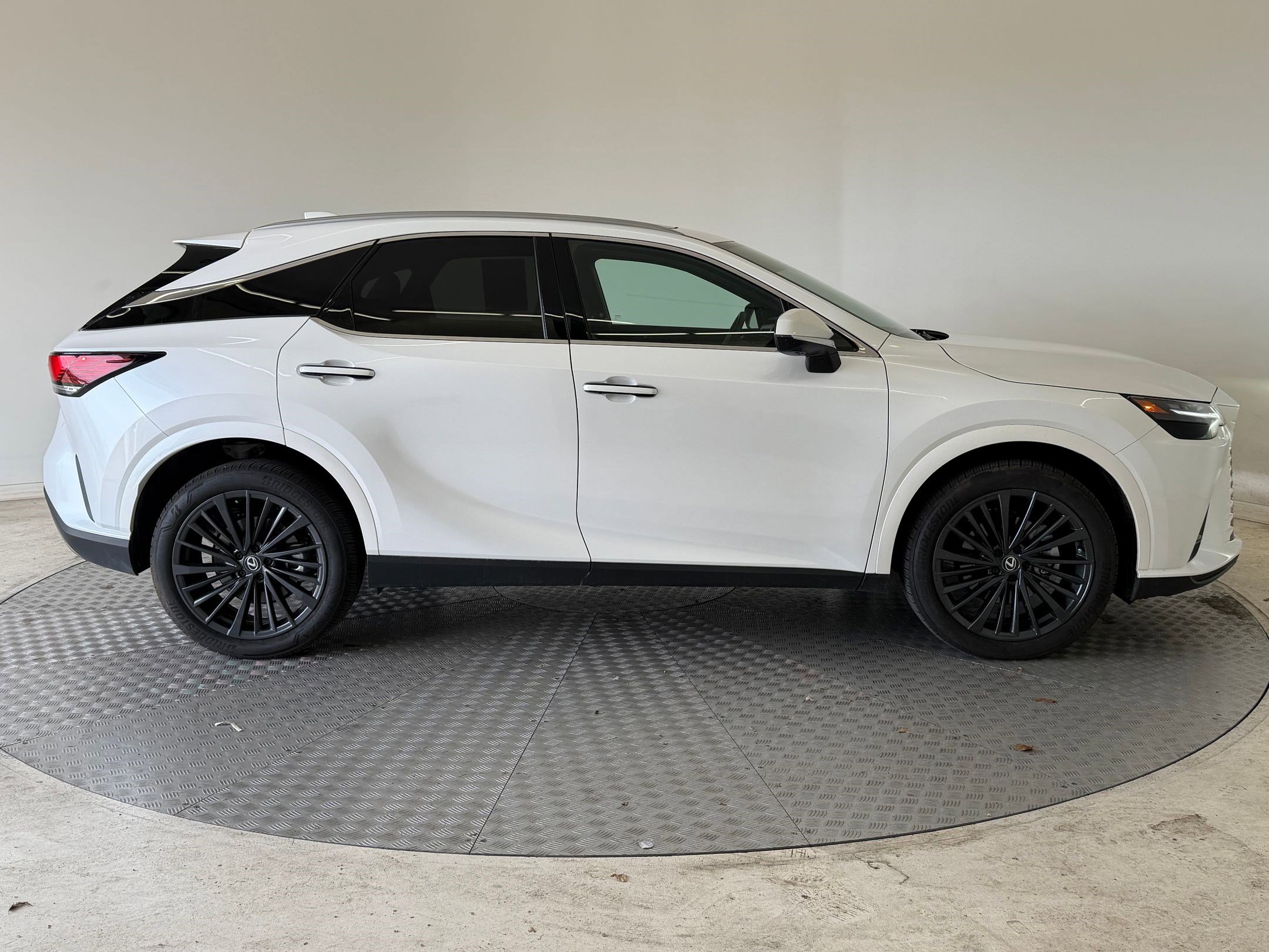 Used 2025 Lexus RX 350h w/ Convenience Package image 8