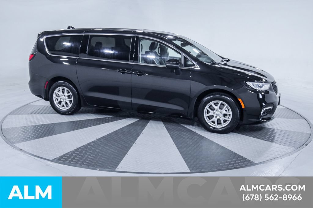 Used 2023 Chrysler Pacifica Touring-L FWD image 11